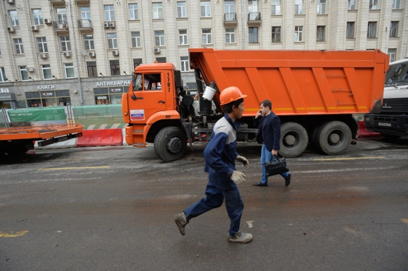 Грузовик сбил на переходе двоих детей, одна девочка погибла