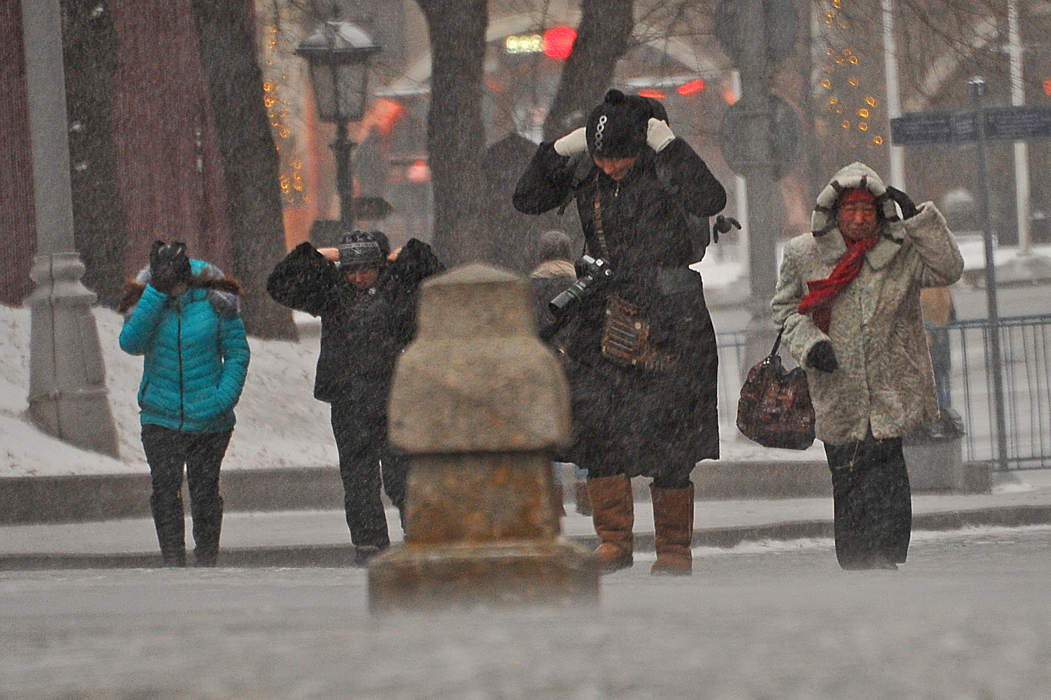 Погода меньше. Небольшой снег в Москве. Снег в апреле. Сильный ветер в Москве зимой. В Москве ожидается сильный Мороз.