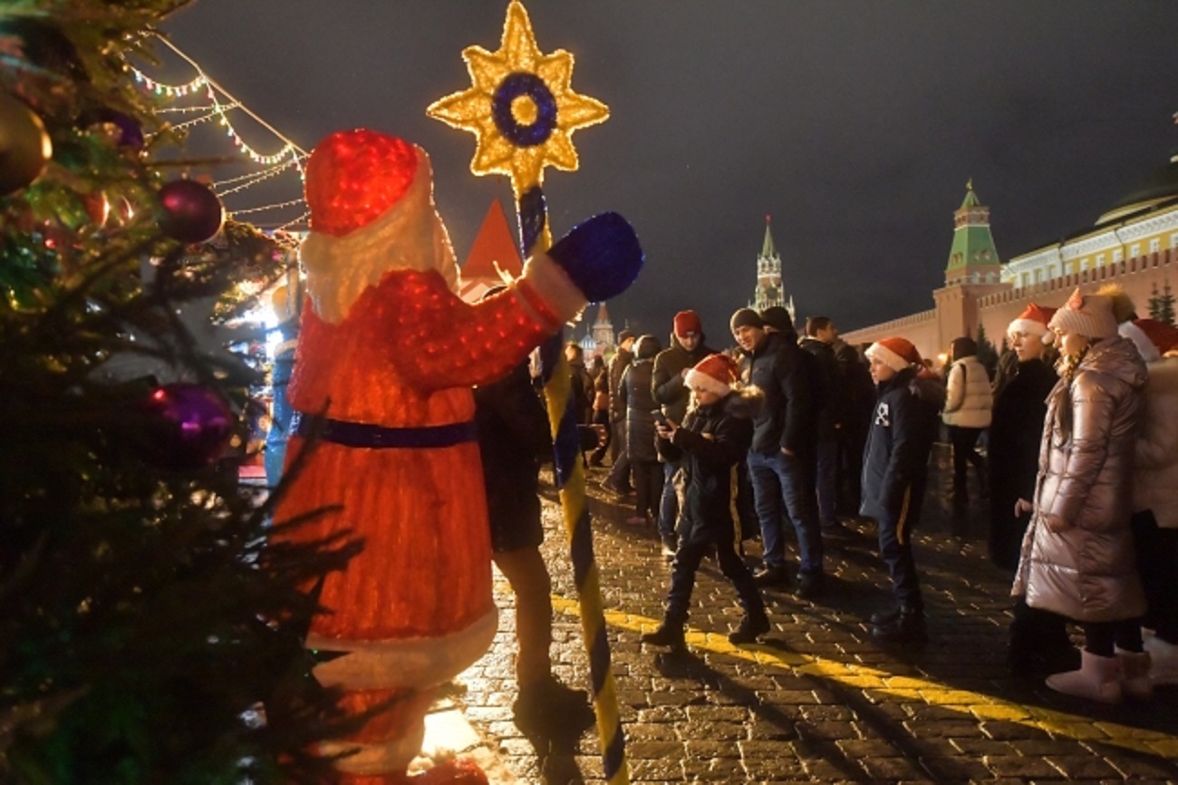 Длинный новый год. Гулянья в новогоднюю ночь в Москве. Красная площадь новый год 2020. Новогодние гуляния на новогоднюю ночь в Москве 2020. Люди на красной площади в новый год.