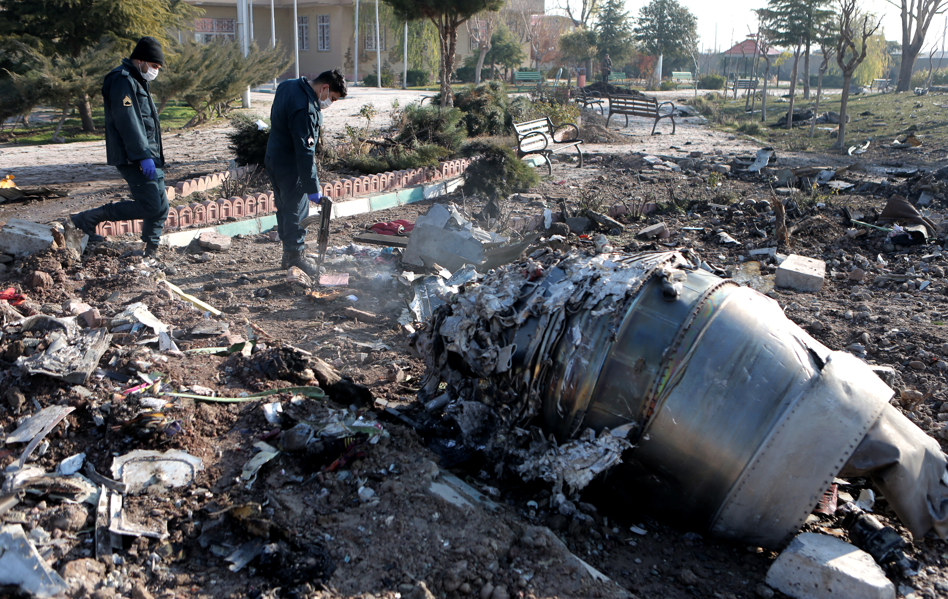 Крушение дело. Крушение Boeing 737 в Тегеране. Авиакатастрофы Боинг 737 Украина. Катастрофа Boeing 737 под Тегераном фото.