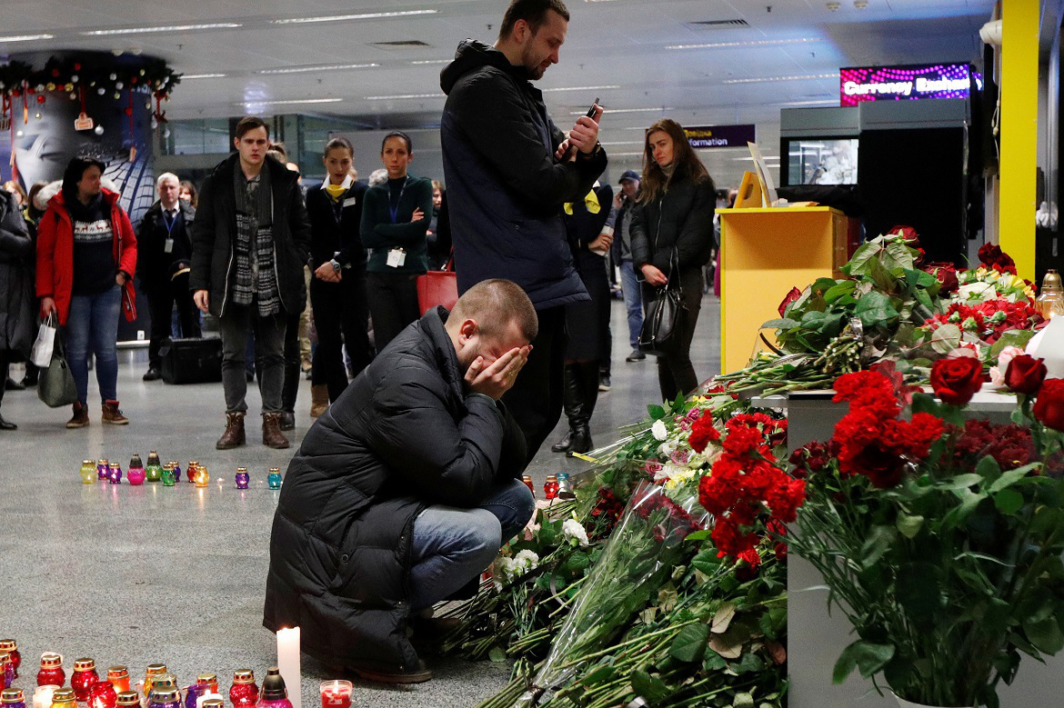 Родственники жертв авиакатастрофы в аэропорту