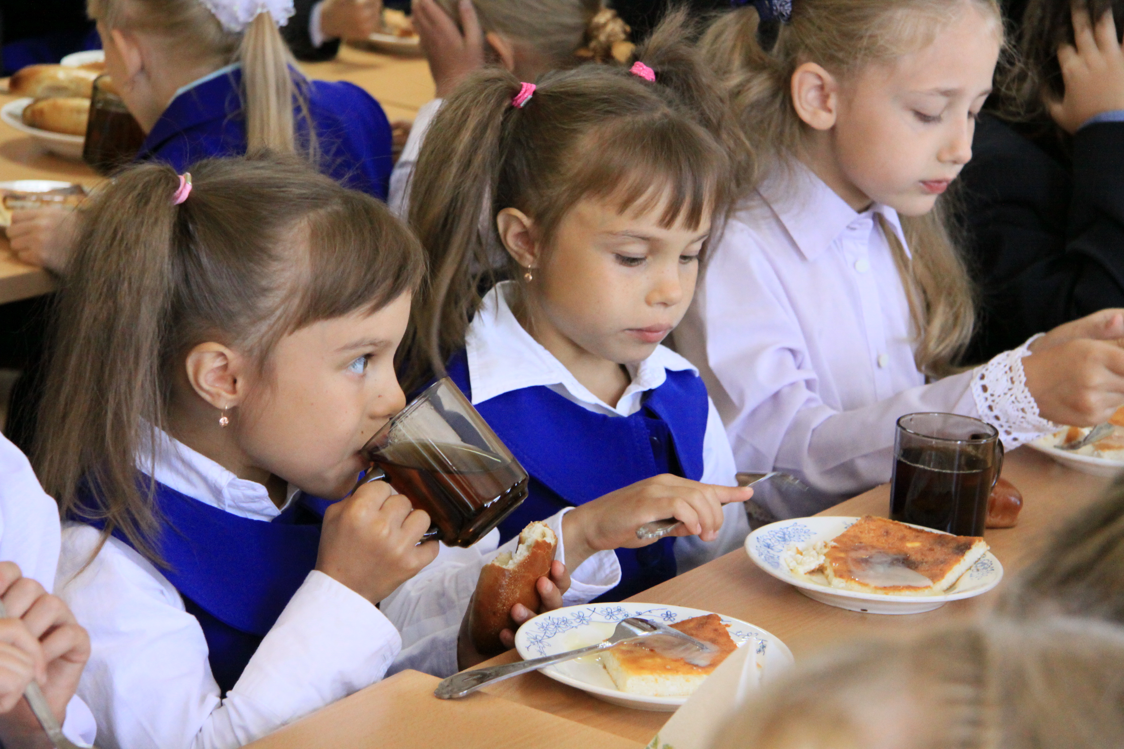 Столовая школа ученики. Ученики в столовой. Обед в школе. Дети в школьной столовой. Школьники едят в столовой.