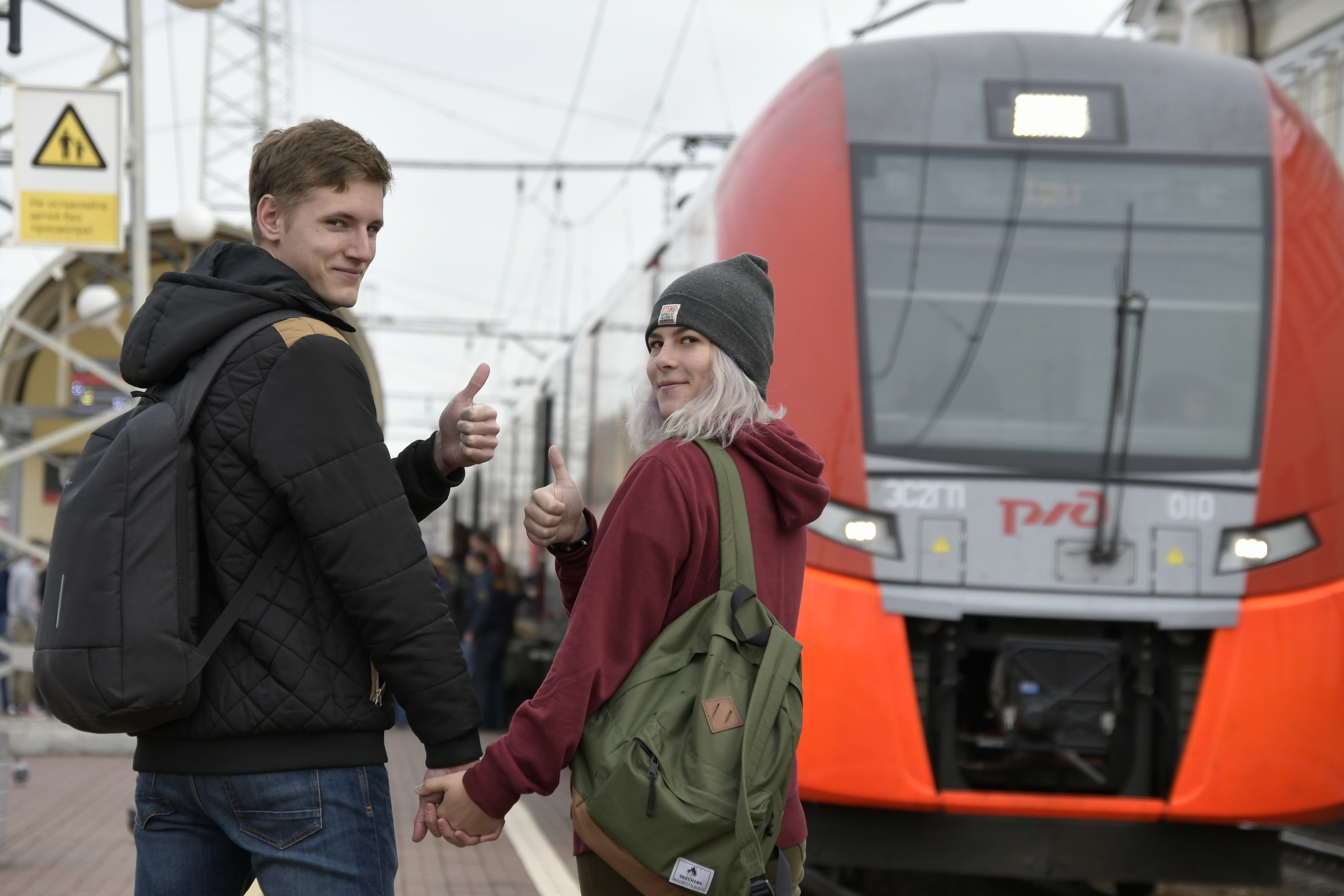 Скидка на электричку студентам. Студенческий на электричку. Люди железнодорожники. Студенты в электричке. Школьники в электричке проезд.