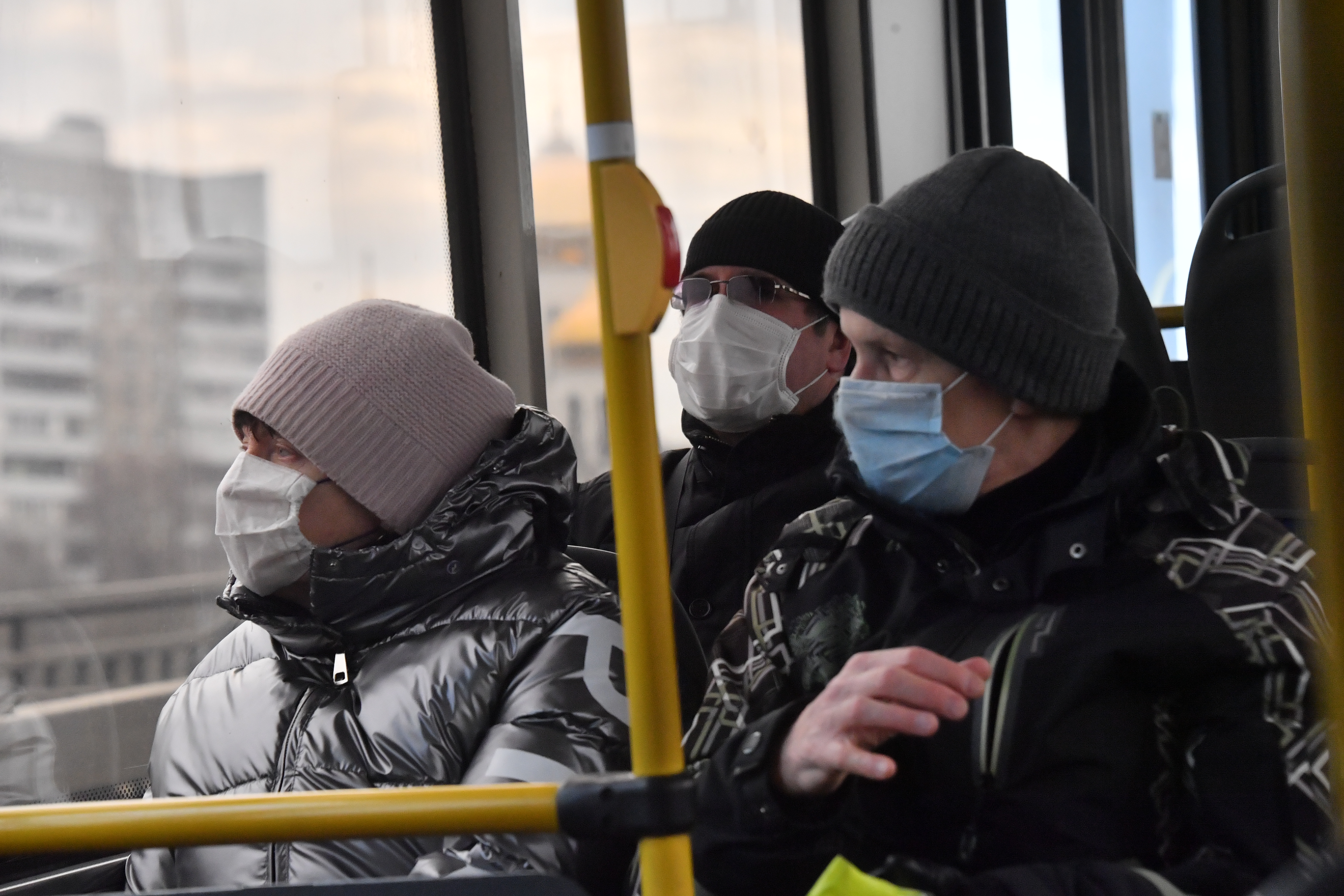 Пенсионеры в автобусе в масках