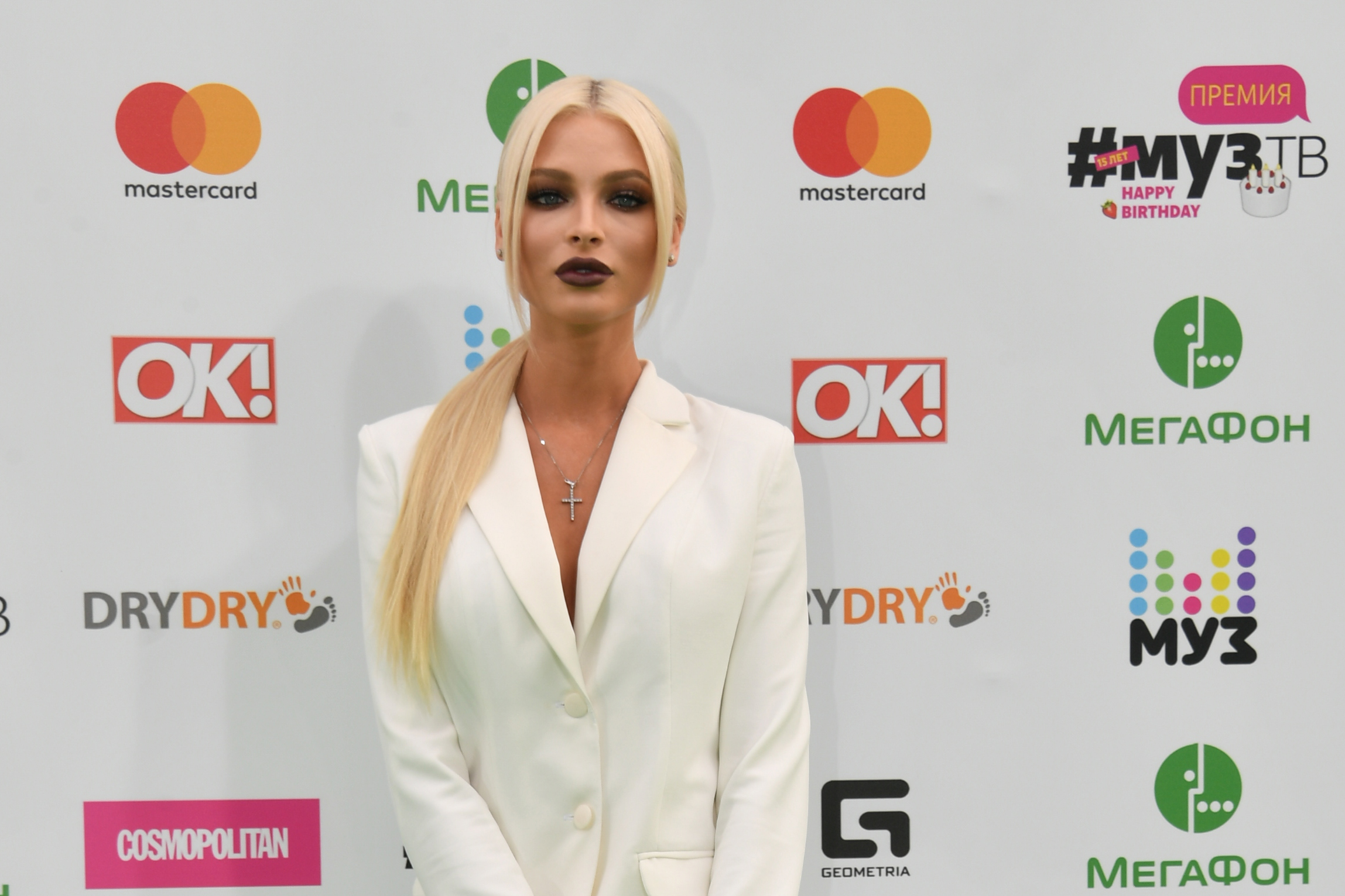 Блондинка Брюнетку Сегодня Накажет