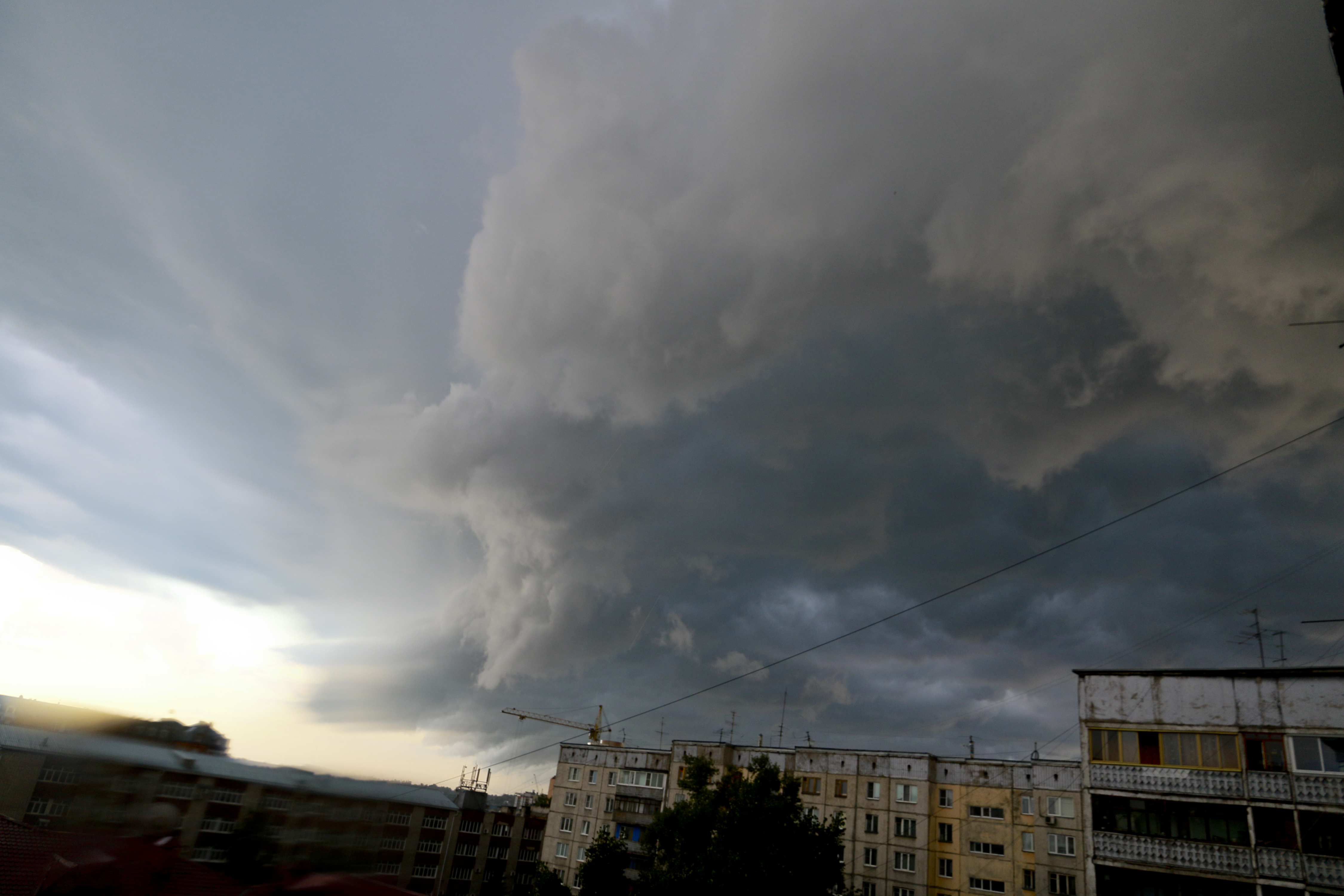 Во время природного катаклизма мужчина смог полетать