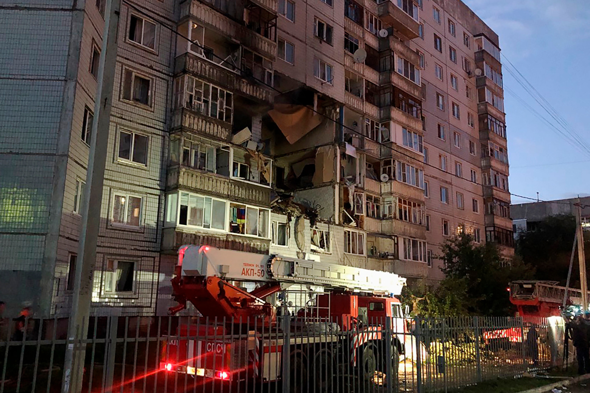 Взрыв в Ярославле: мать и ребенок заперты в бетонном плену