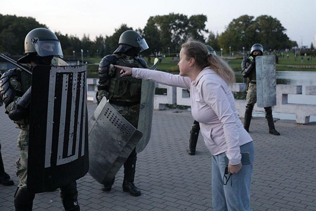 Последние беларуси. Протесты в Белоруссии охрана. Протесты в Беларуси профессиональные фото. Митинги в 2020 году равненные люди в Белоруссии. Нежный протест в Белоруссии.