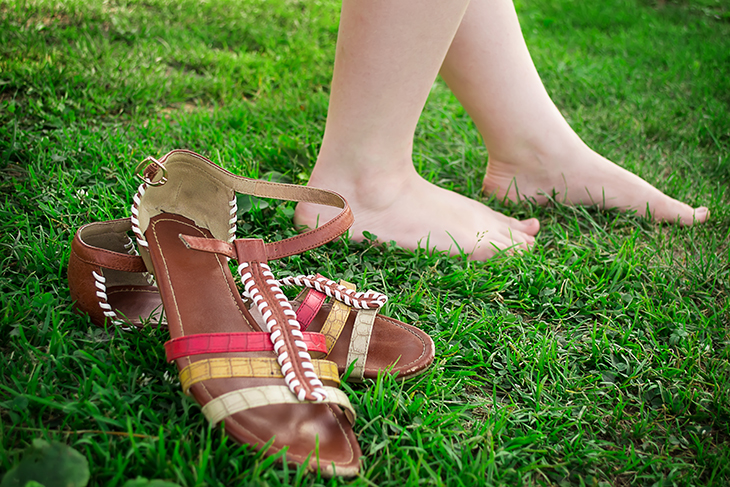 Босиком по траве. Почему полезно ходить без обуви?