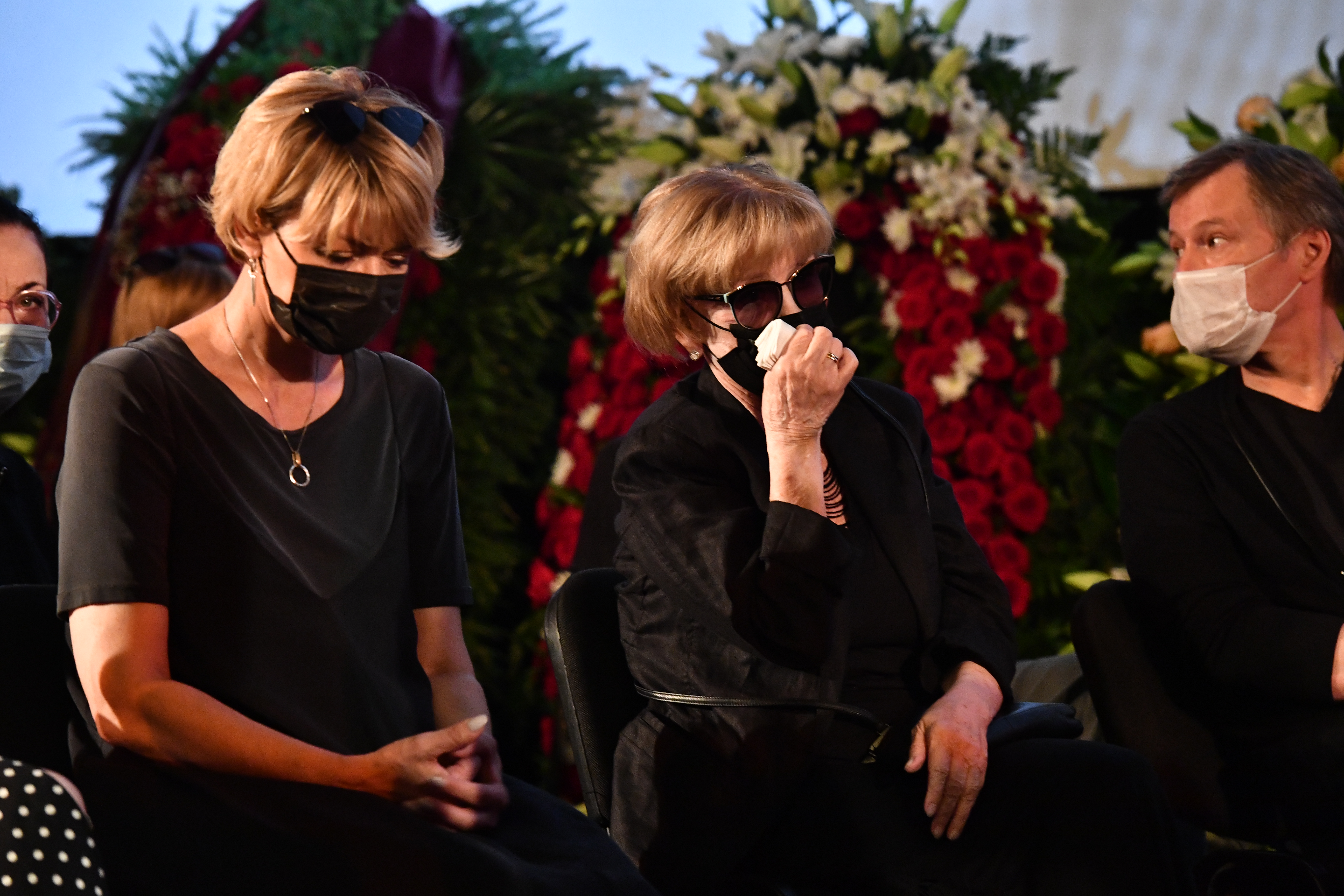 Юлия Меньшова на похоронах