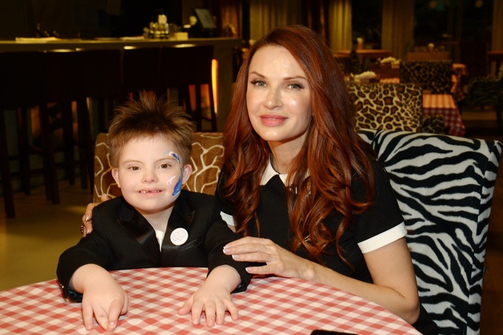 Playboy теледидары жалаңаш және бақытты