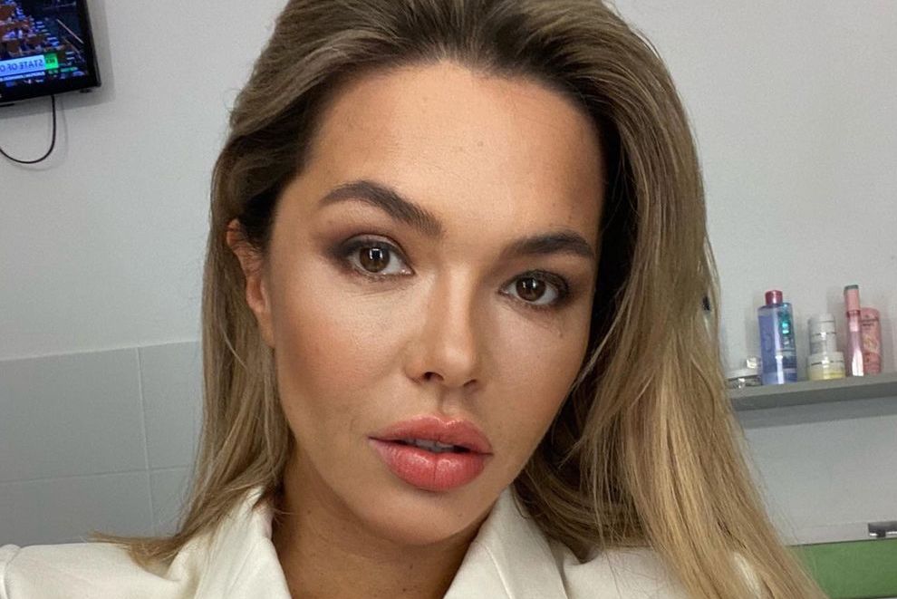 Tashqarida ayollar hojatxonasida yashirin mini kamera