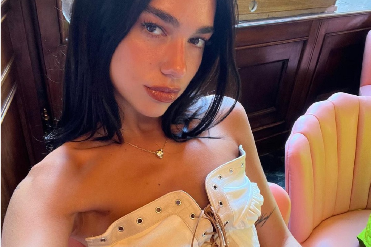 Photo: Dua Lipa showed a toned body and a small breast in a white corset