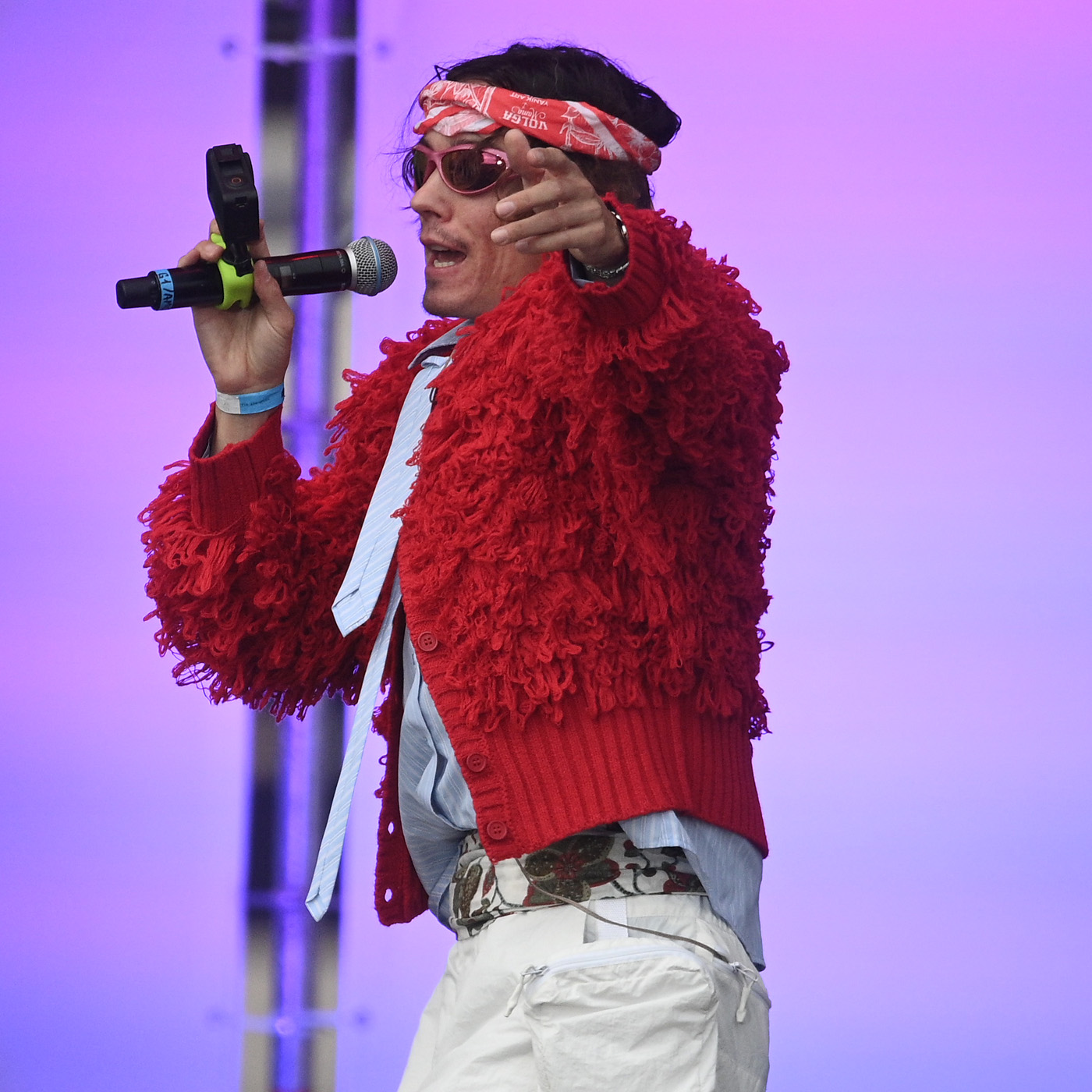 Антоха МС вместе с «Дюной» передал всем «Привет с большого бодуна» Антоха МС вместе с «Дюной» передал всем «Привет с большого бодуна»