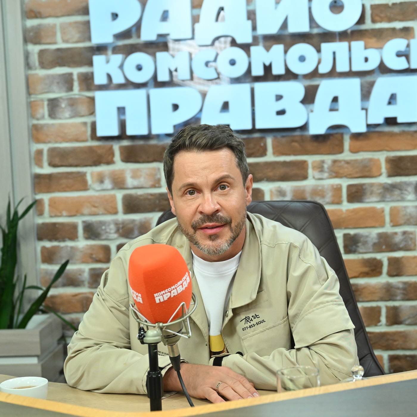 Павел Деревянко — о воспитании дочек, семейном бизнесе и озвучке Шарика из «Простоквашино»