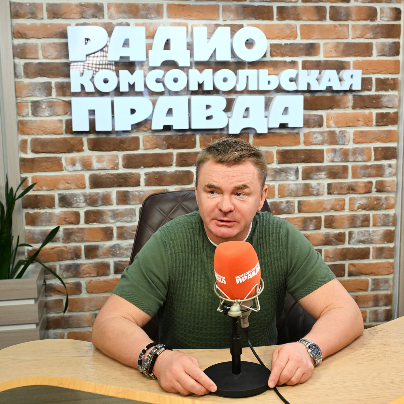 Владимир Сычёв – о продолжении «Физрука», экранизации сказок и своих дочерях episode artwork