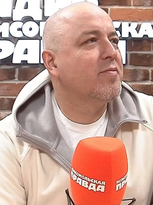 Актер Владимир Кисаров в студии Радио «Комсомольская правда».