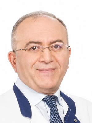 Автандил Бабунашвили, завотделением сердечно-сосудистой хирургии, профессор, заслуженный врач России, автор книг и научных статей