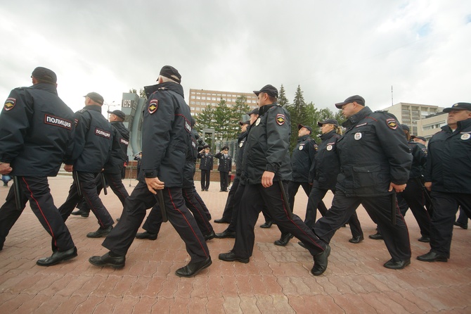 Служащий полиции. МВД разработало. Майкоп госслужащие полиции. Кто разрабатывает МВД. Метро спортивная полиция служащие фото.