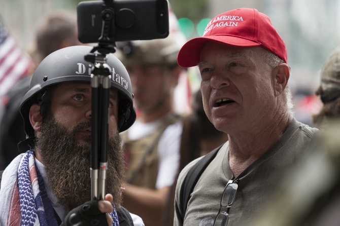 В Калифорнии мужчину избили из-за кепки с предвыборным слоганом Трампа