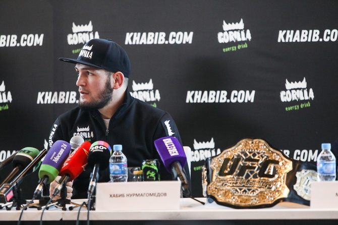 Боец смешанных боевых искусств Хабиб Нурмагомедов во время своей пресс- конференции.