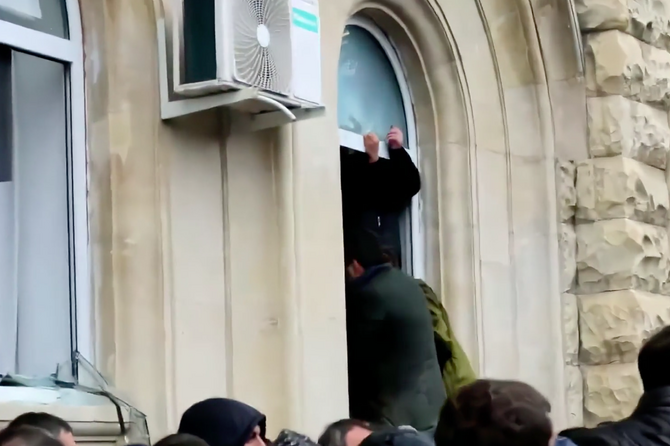 Администрацию президента Абхазии взяли штурмом