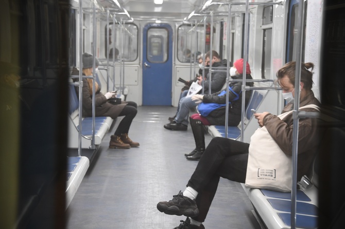 Полупустое метро во время эпидемии