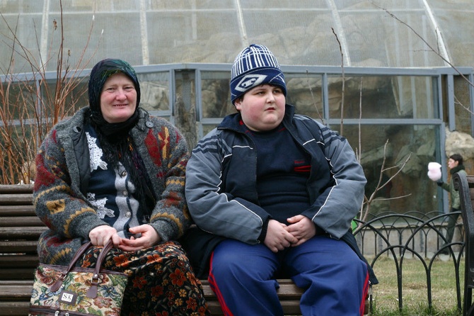 Страдающие ожирением пожилая женщина и мальчик