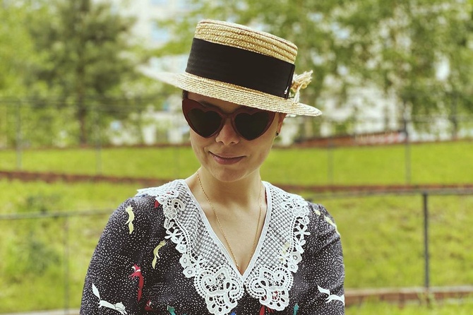 Молодая жена Петросяна вернулась с прогулки в рваных штанах