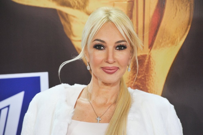 Лера Кудрявцева засветила белье под прозрачной блузкой