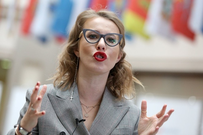 «Харатьян в юбке»: Собчак в ретро-образе напугала россиян