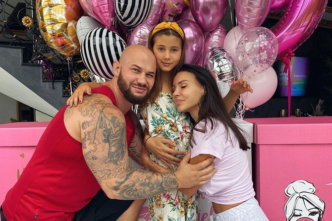 Оксана Самойлова нарядилась Чудо-женщиной на домашней вечеринке