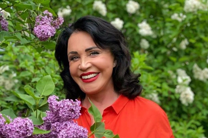 Фотограф Пугачевой опубликовал «закулисное» фото Надежды Бабкиной