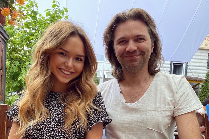 «Маму перефотошопили»: Стеша Маликова удивила семейным снимком