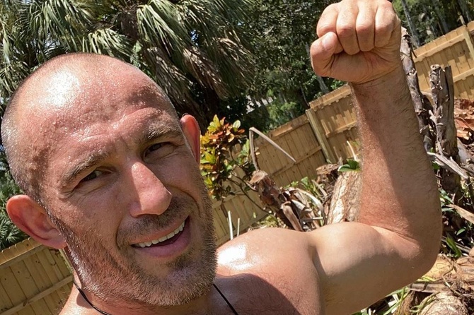 Нокаут: Олейник проиграл Льюису в главном бою UFC Fight Night 174 