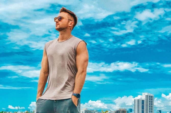 Лазарев посвятил маленькой дочери татуировку на руке