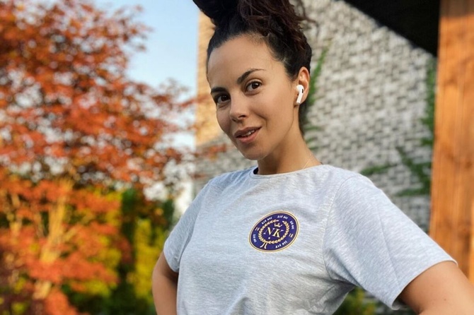 Замужняя Каменских показала свои округлые прелести