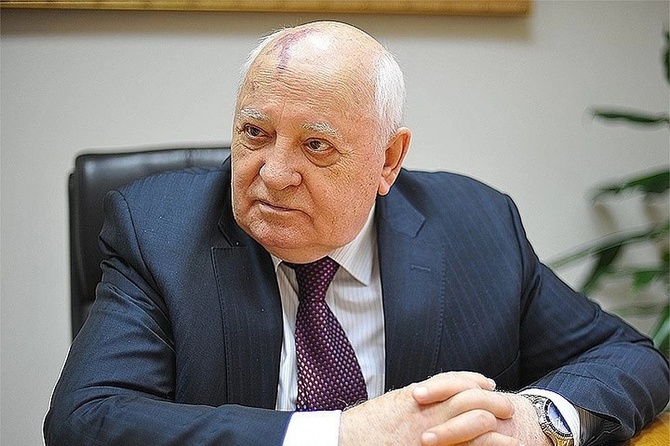 Горбачев: Лукашенко опоздал с обращением к рабочим