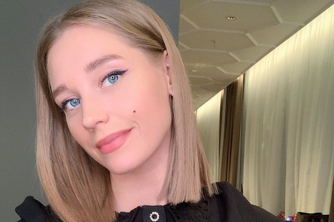 Асмус появилась в кадре с жаром, соплями и заклинившей шеей