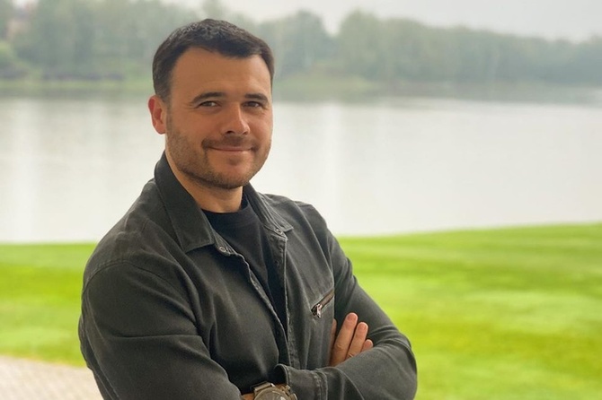 Эмин после обручения с невестой рассказал годовалой дочке о семье