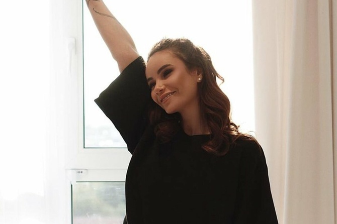 «Одного скандала мало было?»: Айза появилась голышом перед сыновьями