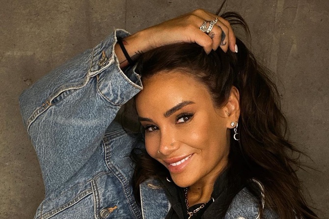 «Получится красивая девочка»: Айза Анохина показала «беременный» живот