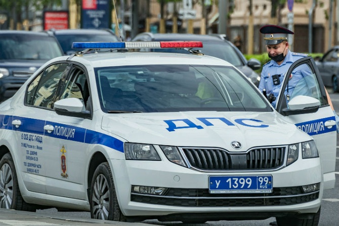 Рэпер Эллей сбил пешеходов и врезался в дом в Москве