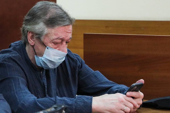 Новые навыки: чему сокамерники уже научили Ефремова в тюрьме