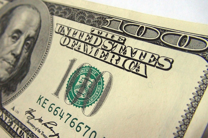 Доллар может обесцениться из-за кризисных вливаний в экономику США