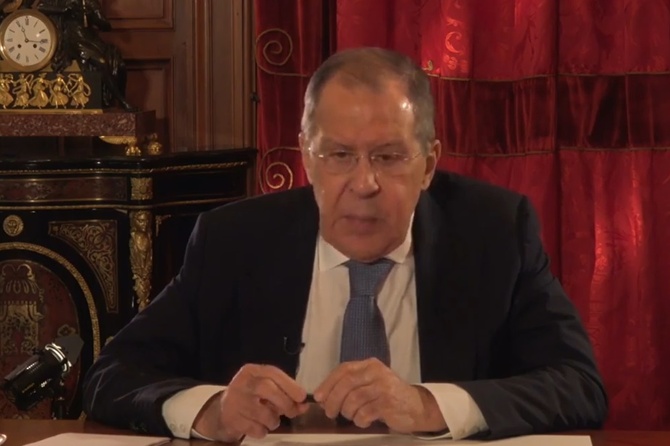 «Как в покере — кто первый моргнет»: кому нужно переписывать историю