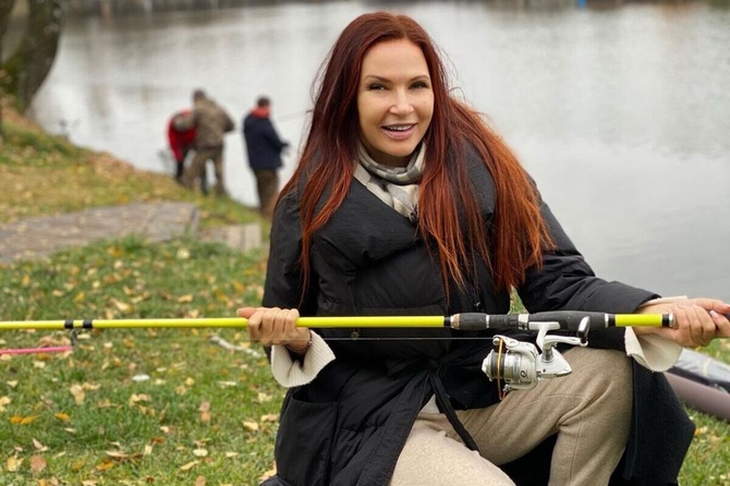 «Сыну папу ищете?»: Бледанс устроила голый заплыв на глазах мужчины