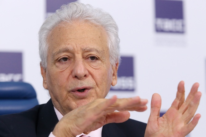 Диетолог Дюкан рассказал, чем в России портят борщ, кашу и селедку