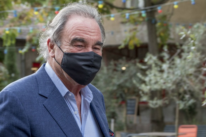 «Не знаю, почему Запад игнорирует»: Оливер Стоун привился российской вакциной от COVD-19