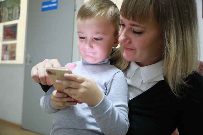 Раздражительность, сонливость, боли: как спастись от излучения смартфона